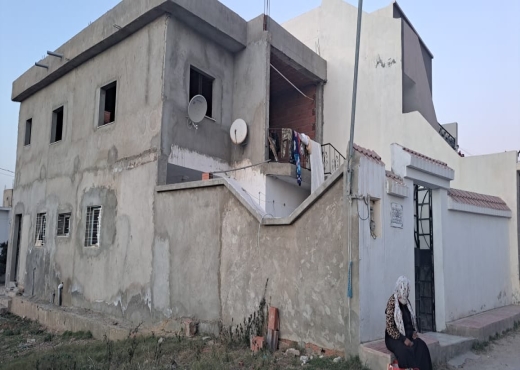une maison  compose d'un salon et deux chambres