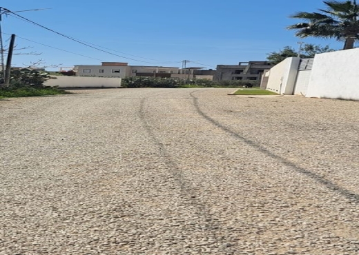 a vendre un lot de terrain rectangulaire de 200m²